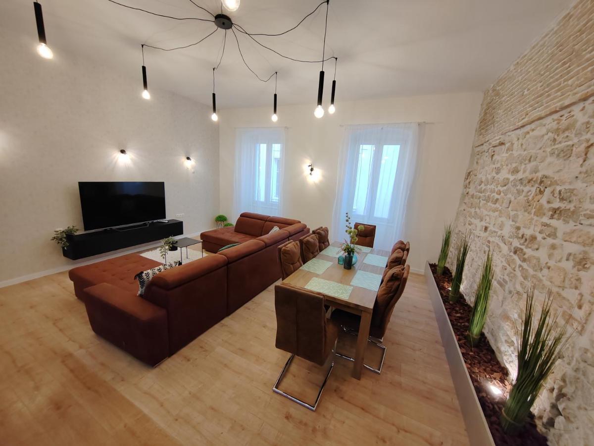 Town Square Apartment Zadar Buitenkant foto